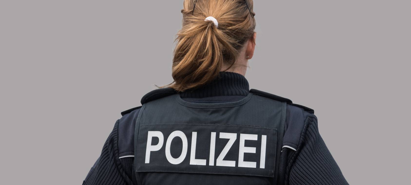 Symboldbild einer Polizistin in Uniform