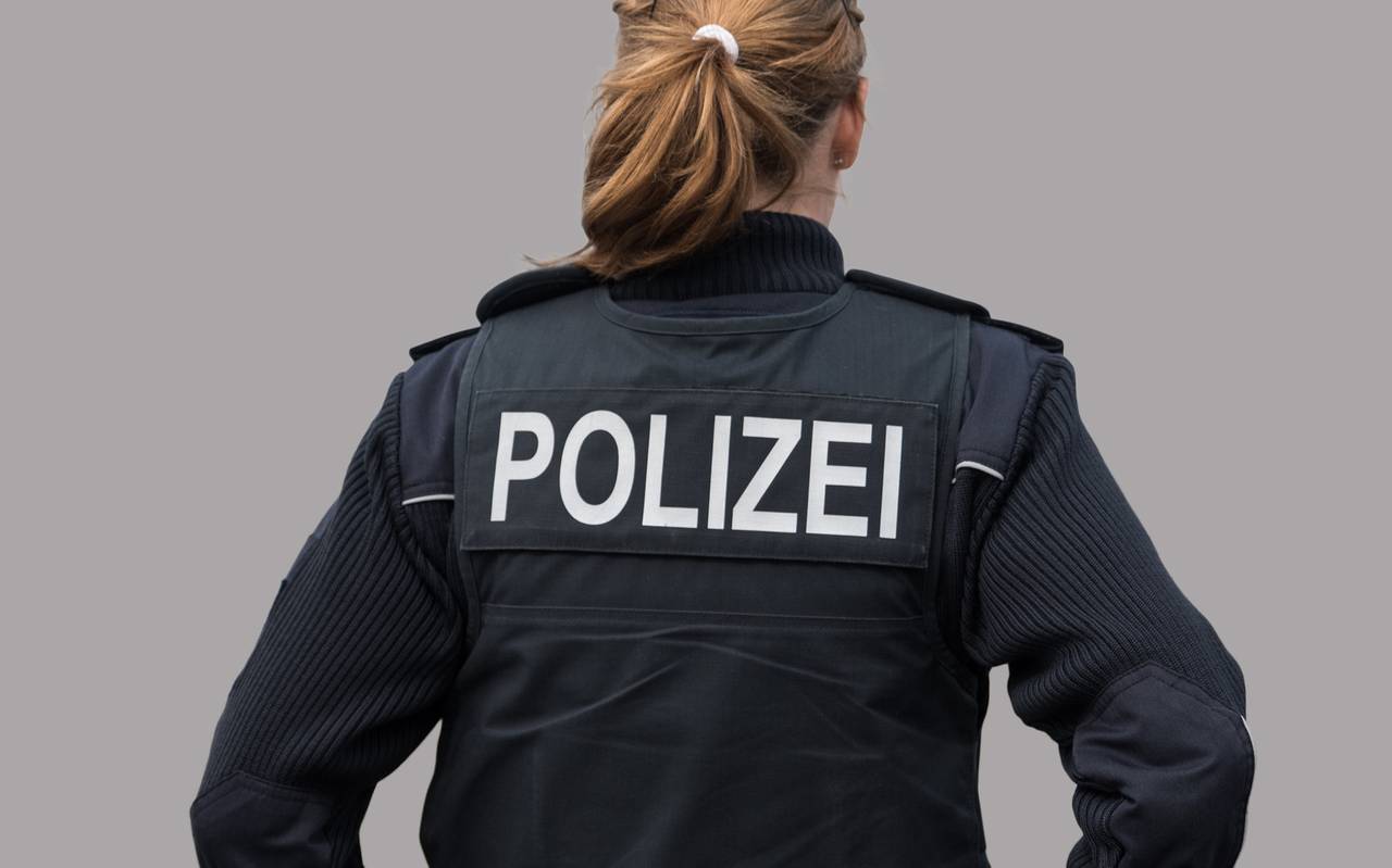 Symboldbild einer Polizistin in Uniform