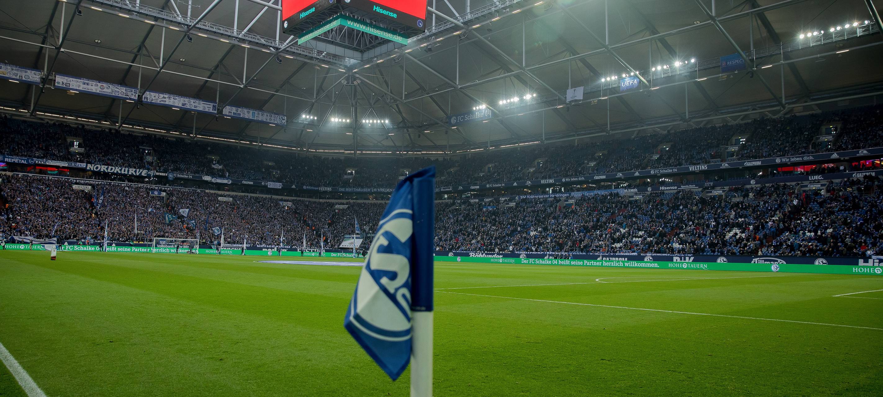 Ein Bild vom Videowürfel in der Veltins-Arena