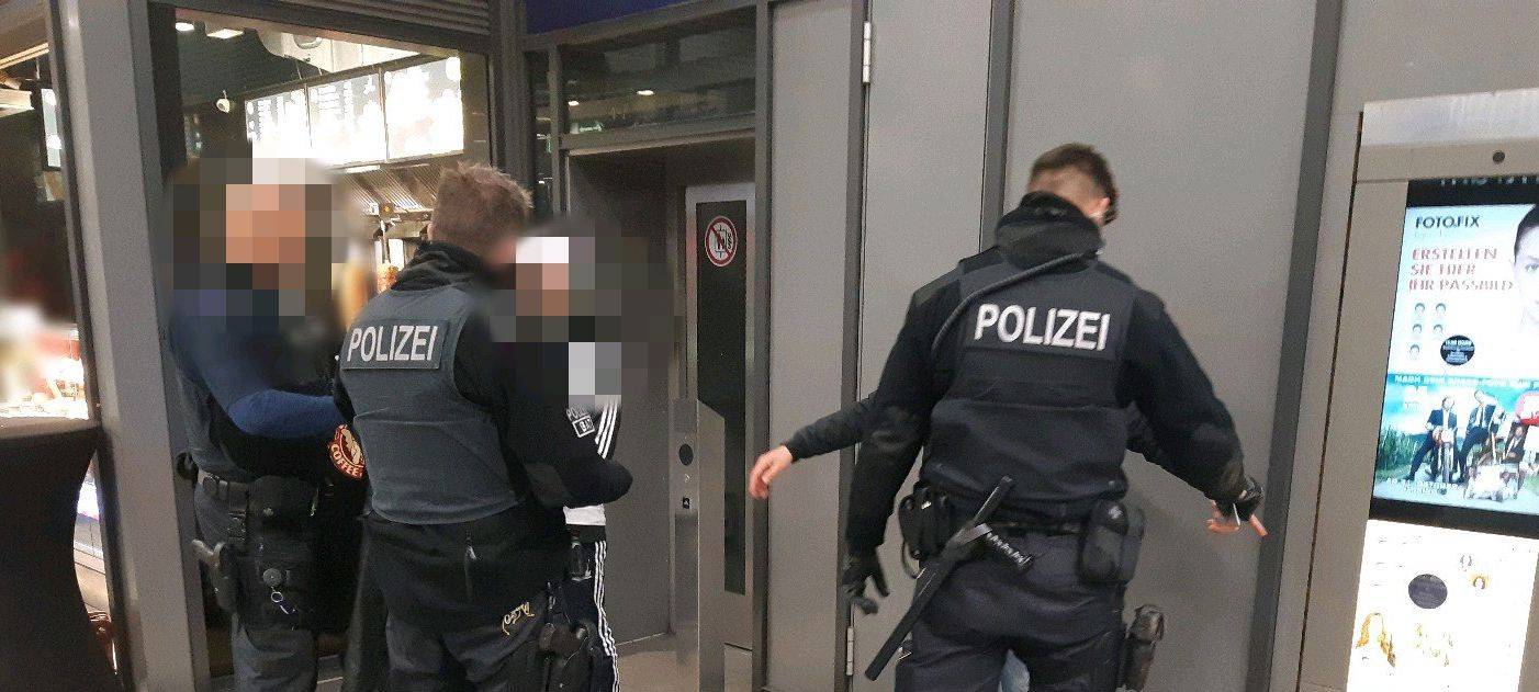 Bild einer Polizeikontrolle im Bahnhof