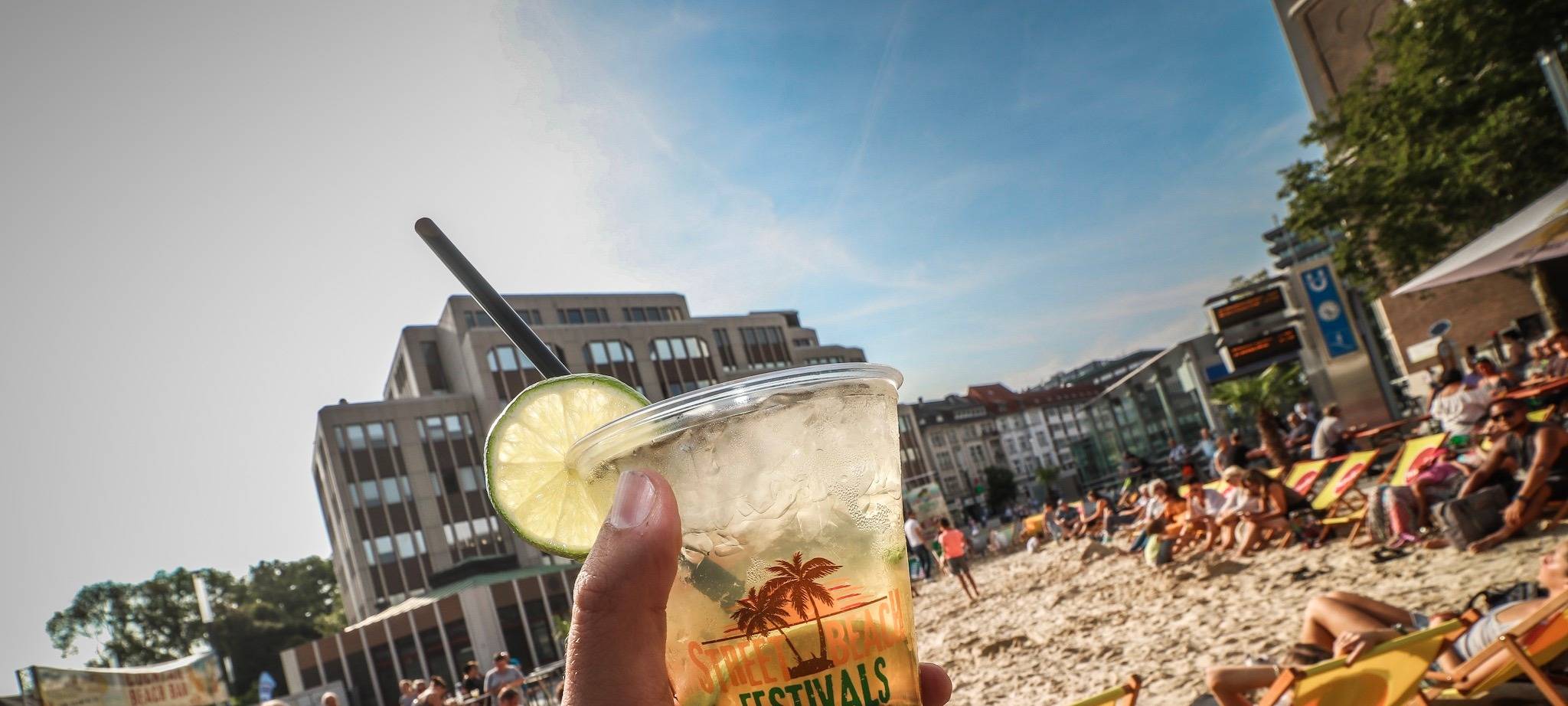 Cocktail am Sandstrand mit Liegen