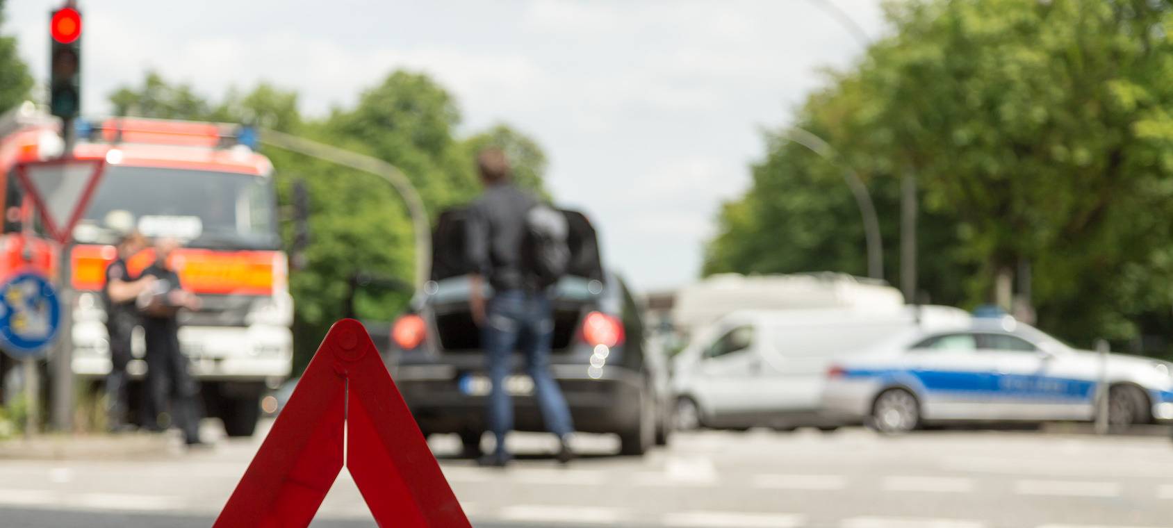 Symbolbild eines Warndreiecks beim Unfall