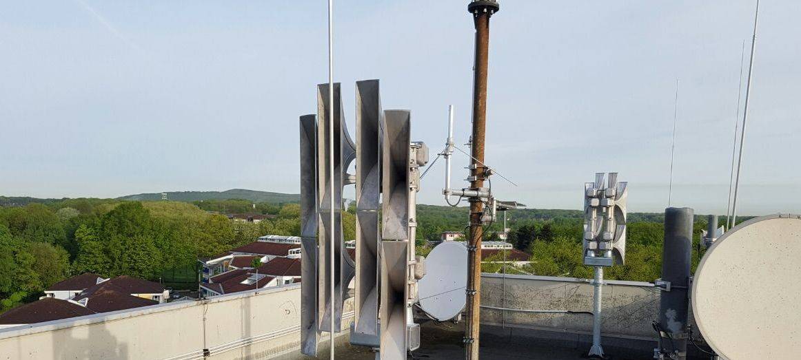 Bild von Warnsirenen auf einem Hausdach