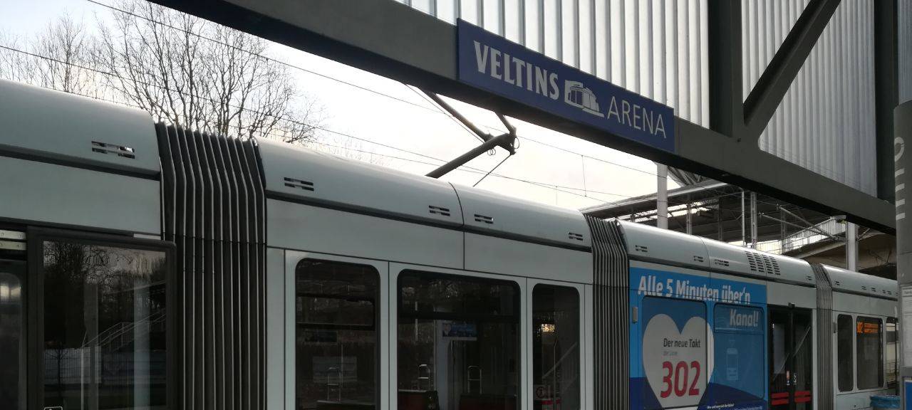 Bild einer Straßenbahn an einer Haltestelle