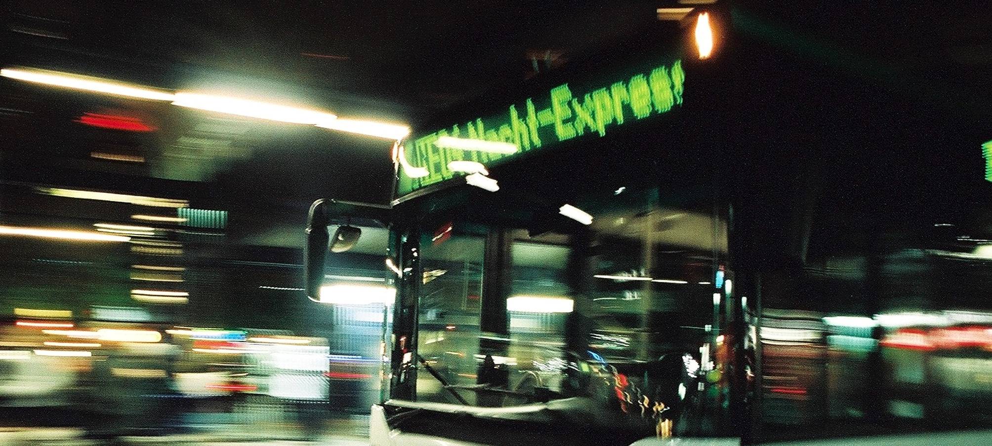 Symbolbild einer Busfahrt in der Nacht