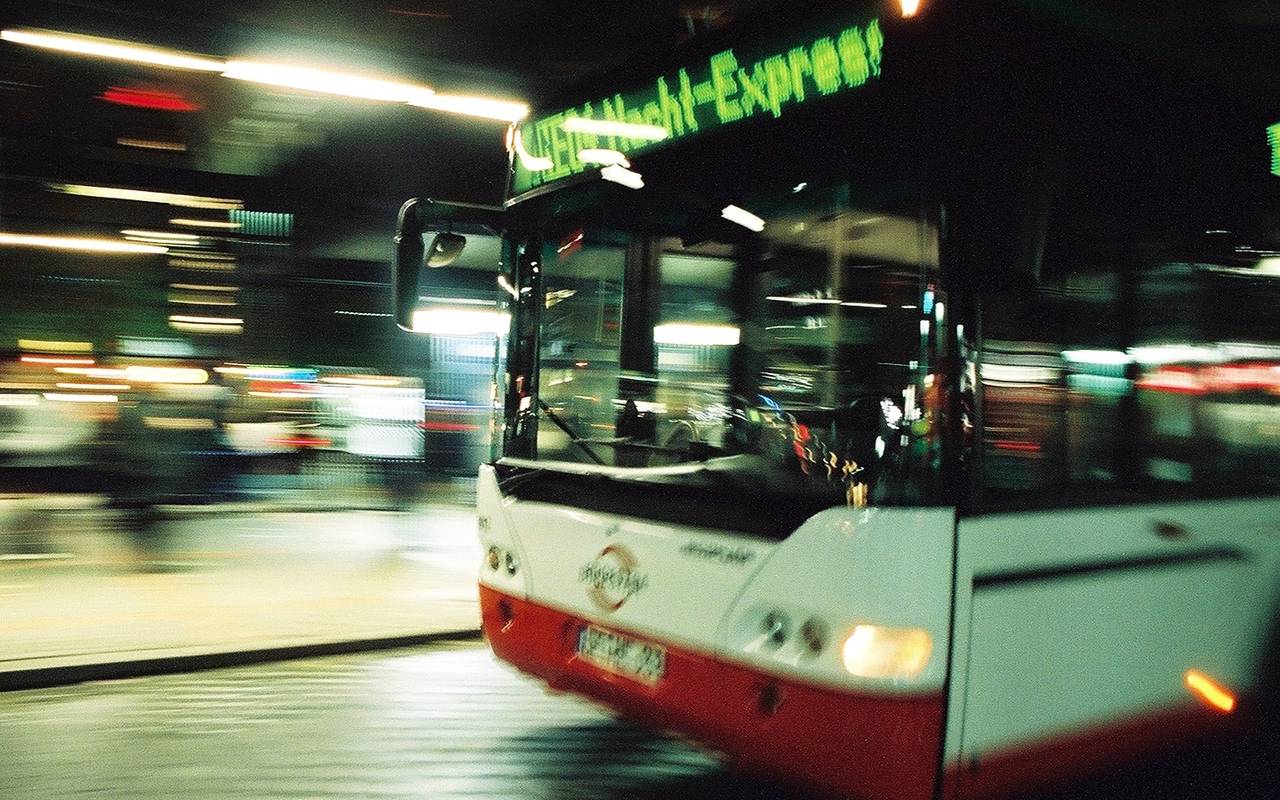 Symbolbild einer Busfahrt in der Nacht