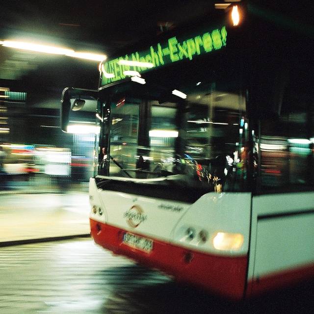 Symbolbild einer Busfahrt in der Nacht