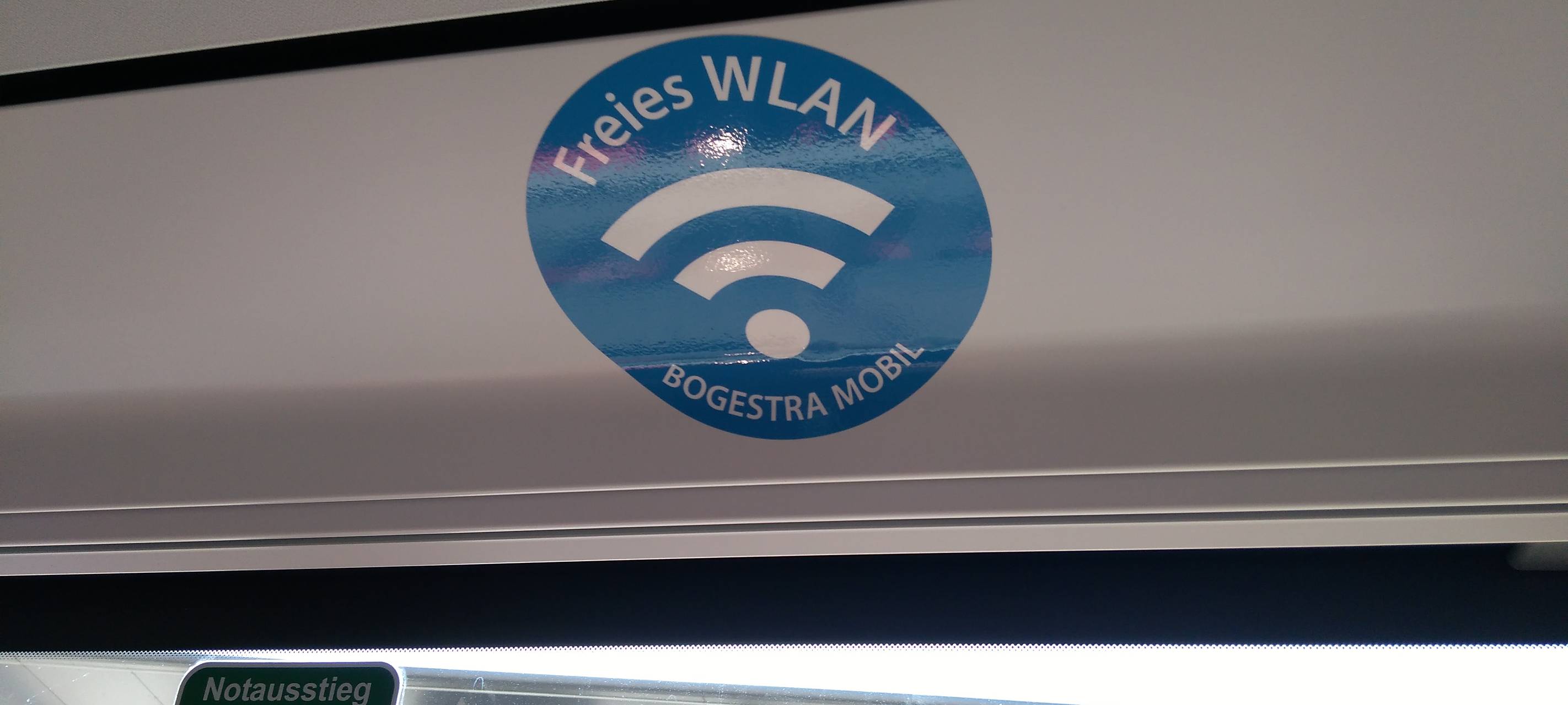 Bild eines WLAN-Aufklebers in einem Bus der Bogestra