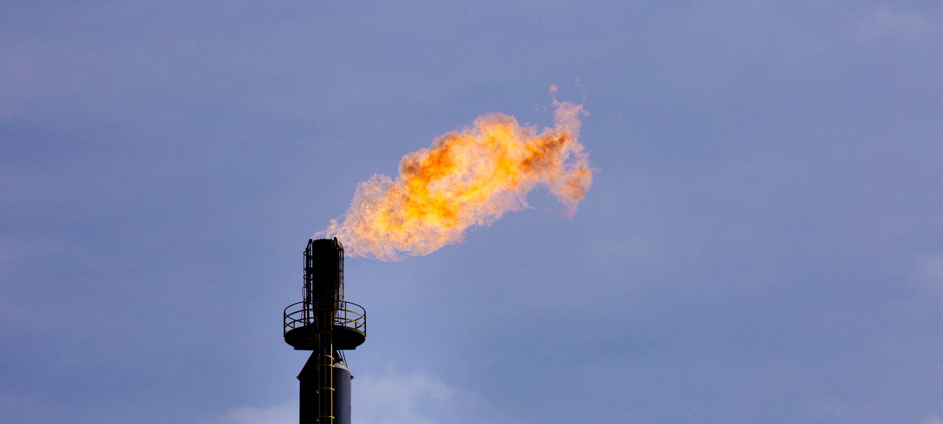 Symbolbild eines brennenden Schornsteins