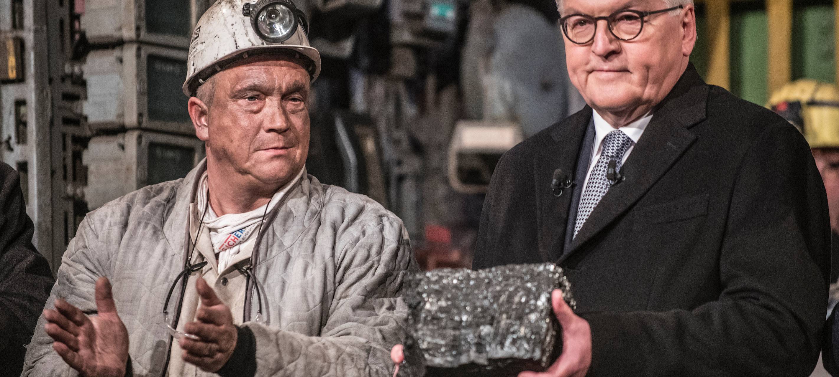 Bundespräsident Frank-Walter Steinmeier hält das letzte Stück deutsche Steinkohle