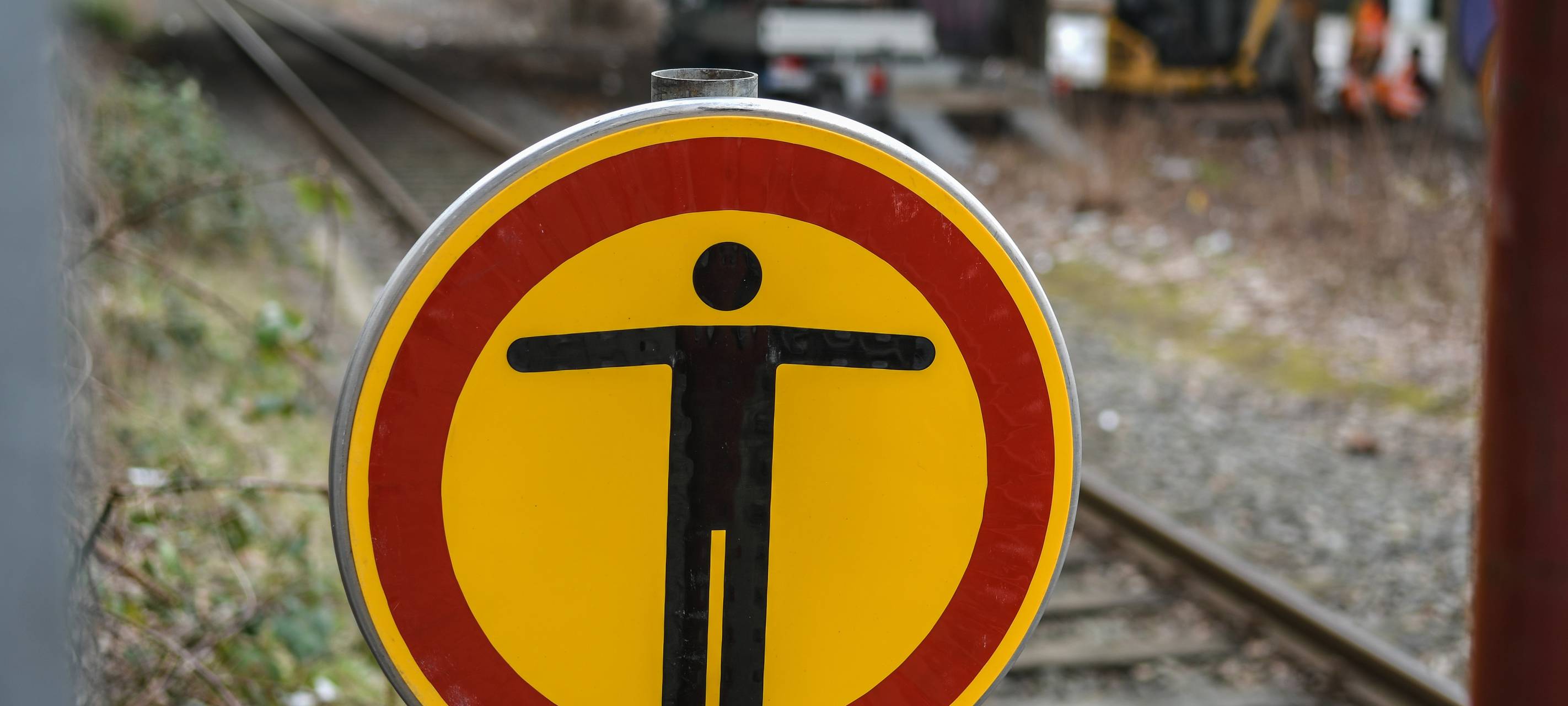 Symbolbild eines Verbotsschilds an Bahngleisen.