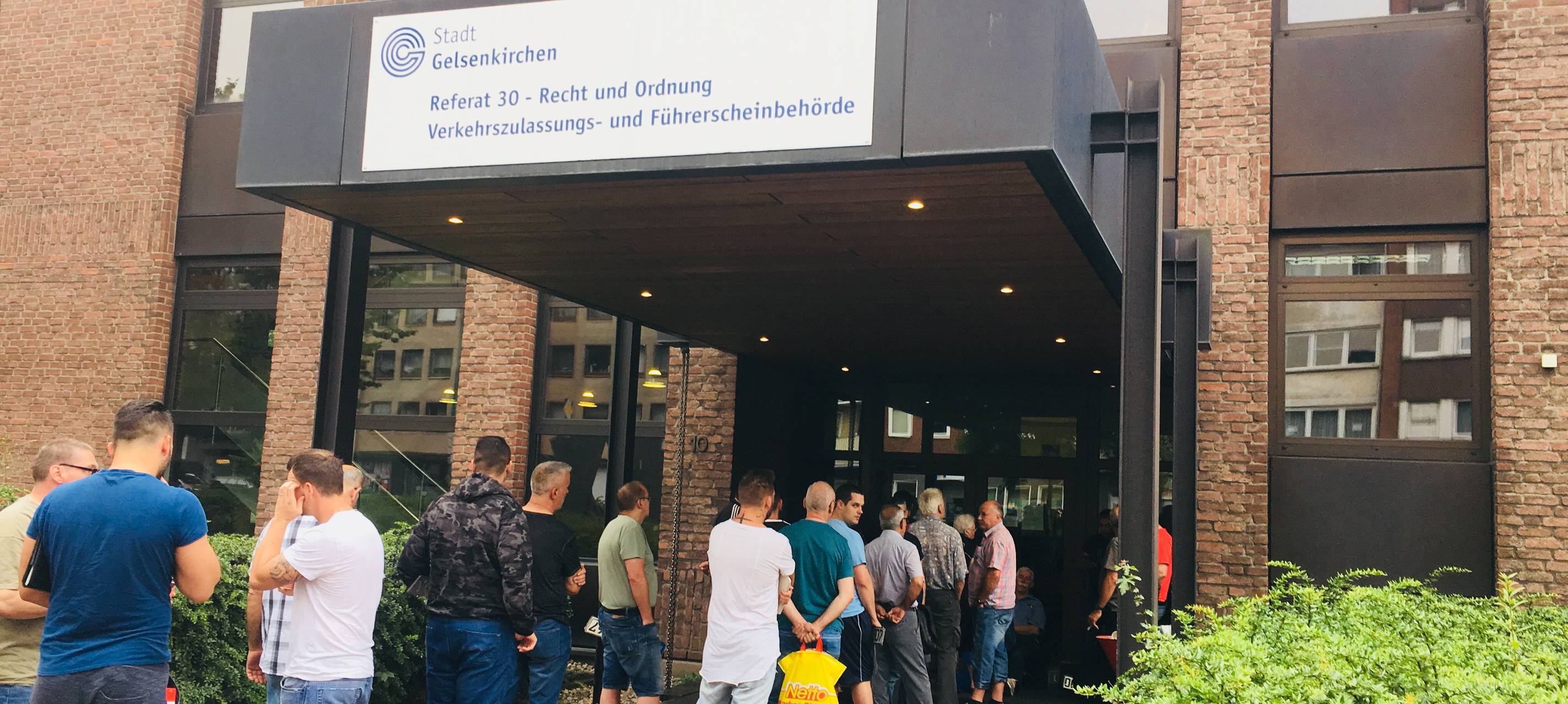Symbolbild von einer Schlange an der Zulassungsstelle Gelsenkirchen