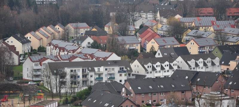 Die Gesellschaft für Bauen und Wohnen Bottrop hat die Dachflächen von rund 60 Häusern an private Investoren vermietet. Dort wird jetzt aus Sonne Strom gewonnen.
