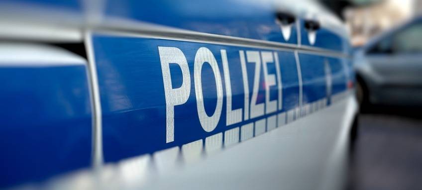 Gelsenkirchen: Jugendliche werfen Ast auf Auto