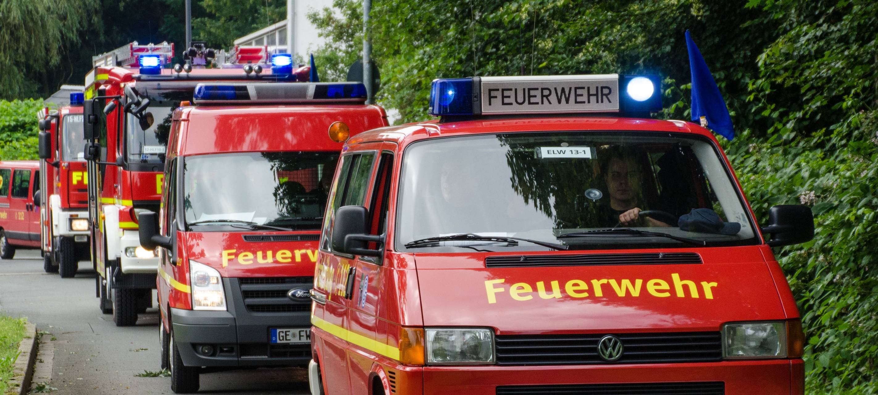 Gelsenkirchen: Auto fährt an Tankstelle in Zapfsäule