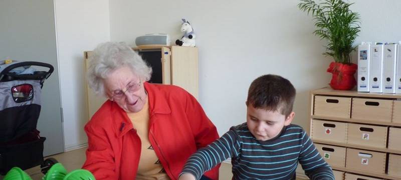 Oma und Kind spielen
