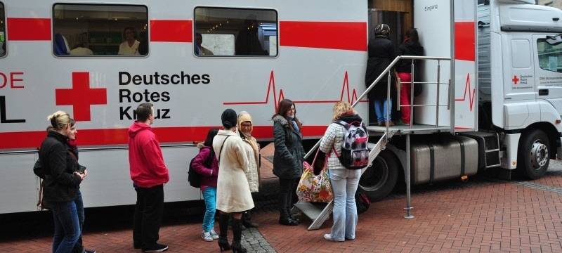 Blutspendemobil, Warteschlange mit Spendern