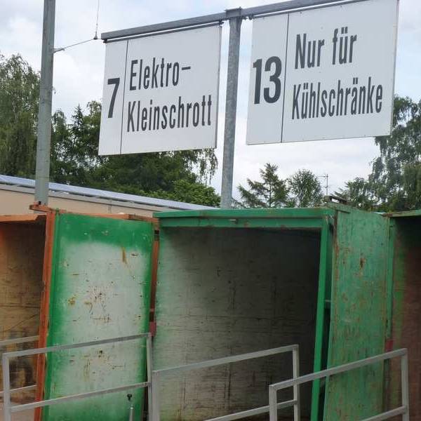 Container und Schild Elektroschrott.