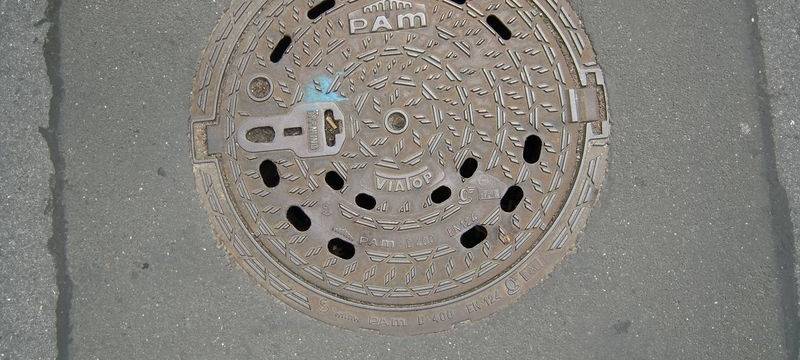 Mehrere Gullydeckel in Gelsenkirchen ausgehoben