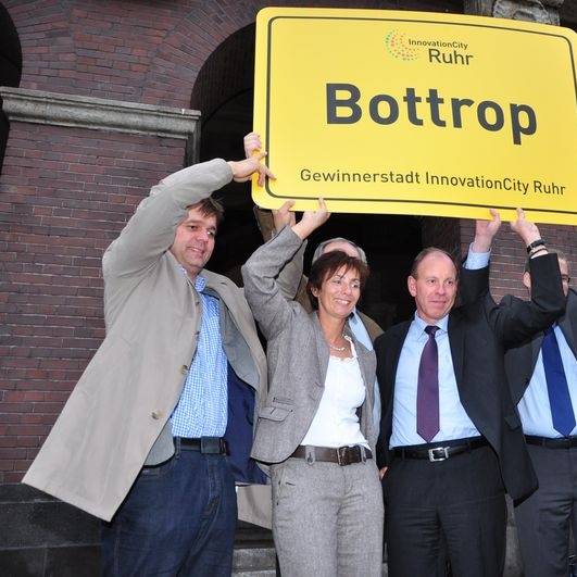 Oberbürgermeister Bernd Tischler feiert mit seinen Mitarbeitern den Sieg beim InnovationCity-Wettbewerb