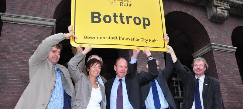 Oberbürgermeister Bernd Tischler feiert mit seinen Mitarbeitern den Sieg beim InnovationCity-Wettbewerb