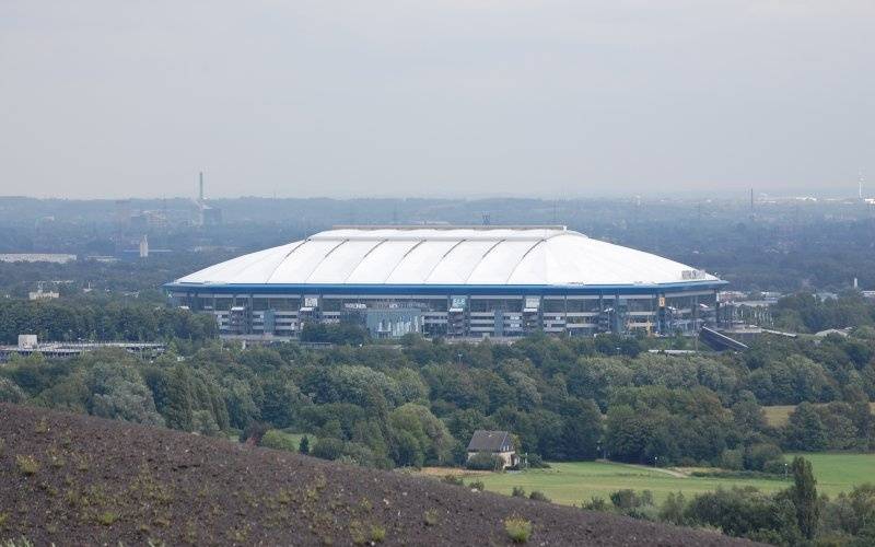 Die Veltins-Arena in Gelsenkirchen von der Rungenberghalde aus gesehen