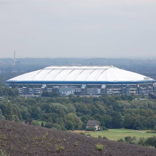 Die Veltins-Arena in Gelsenkirchen von der Rungenberghalde aus gesehen