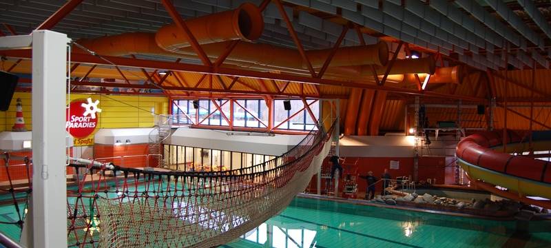 Das Sportparadies in Gelsenkirchen ist um eine Attraktion reicher: Die 22 Meter lange Hochseilbrücke verläuft quer über das Becken und hat rund 120.000 Euro gekostet