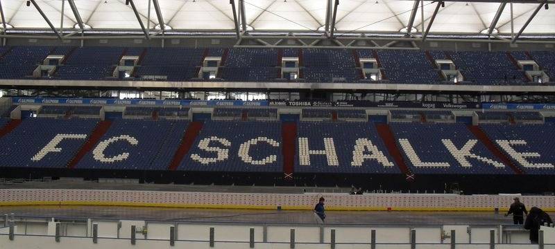 Aufbau der Eisfläche in der Gelsenkirchener Veltins-Arena
