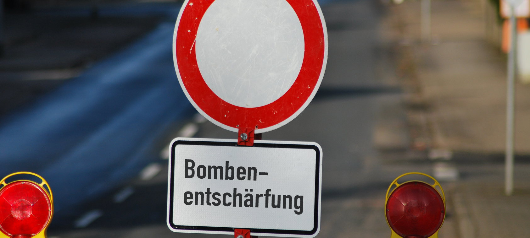 Hinweisschild Bombenentschärfung