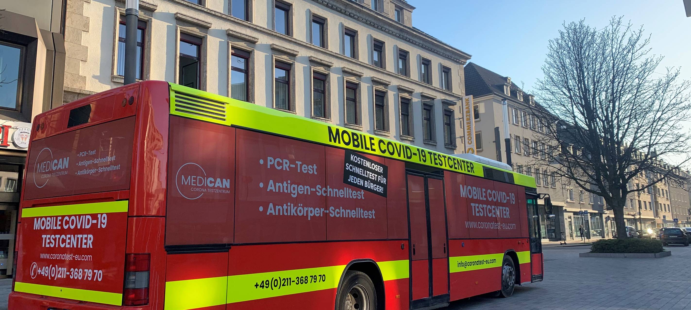 Der rote Corona-Testbus am Gelsenkirchener Neumarkt