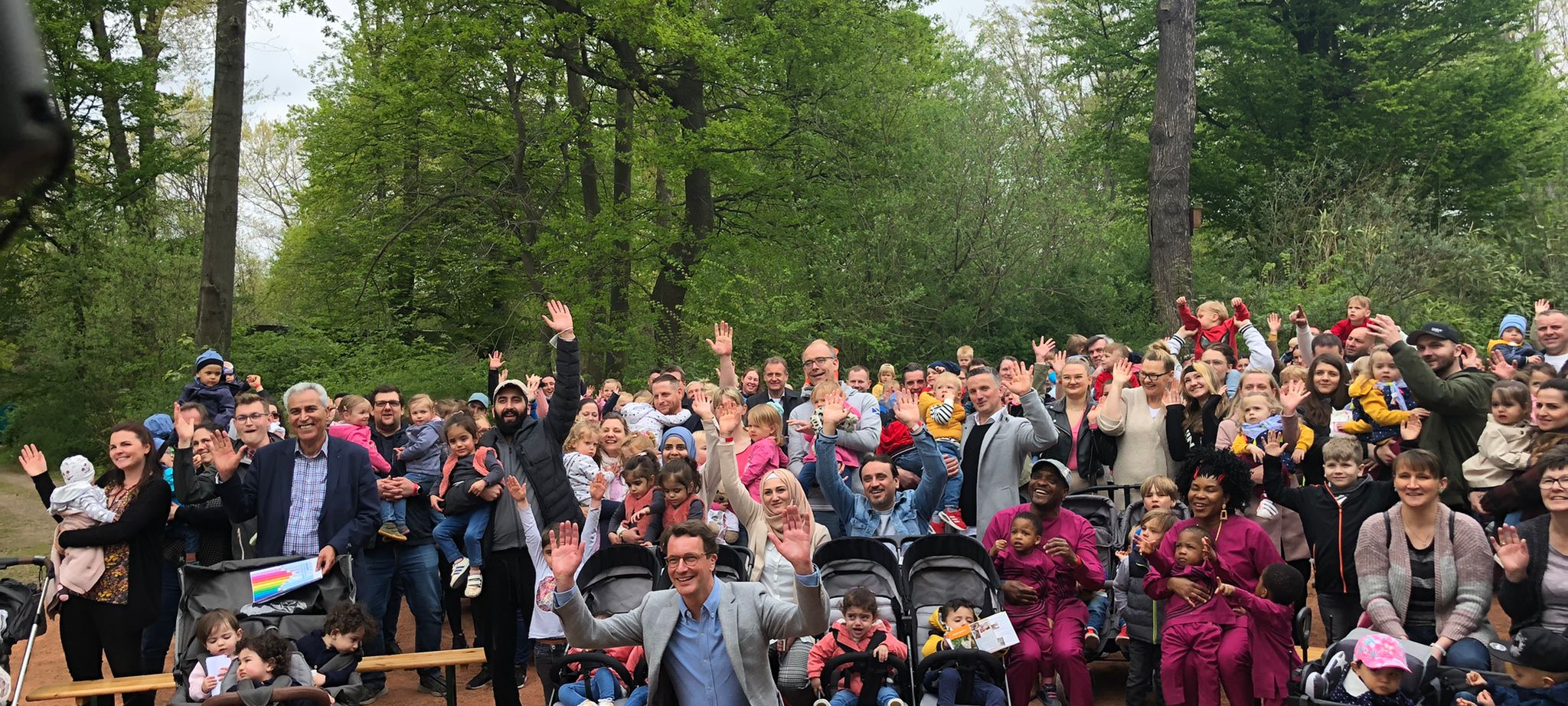 Hendrik Wüst mit Mehrlingskindern in der Zoom Erlebniswelt