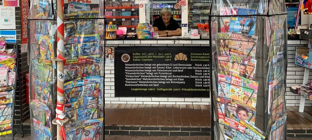 Michaela Hornung in ihrem Kiosk an der Steinbrinkstraße in Bottrop.