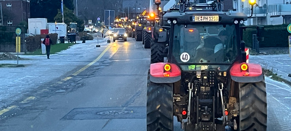 Trecker-Kolonne ist zwischen Gladbeck und Buer unterwegs