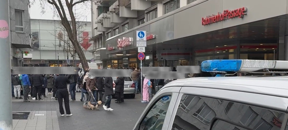 Aufruhr in Buer: Besorgte Kunden versammeln sich vor Sparkassen-Filiale