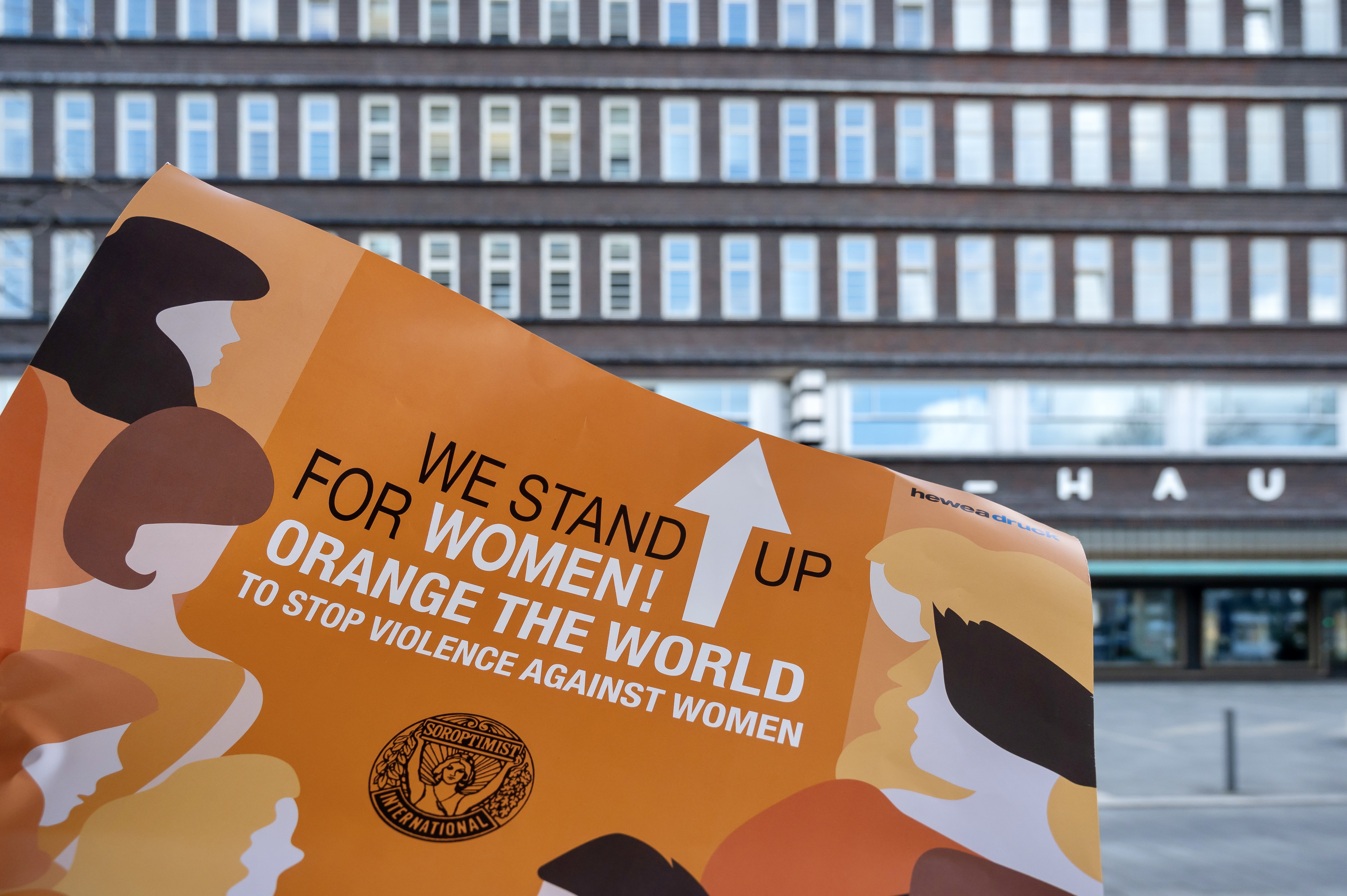Plakat zum 'Orange Day' vor dem Gelsenkirchener Hans-Sachs-Haus