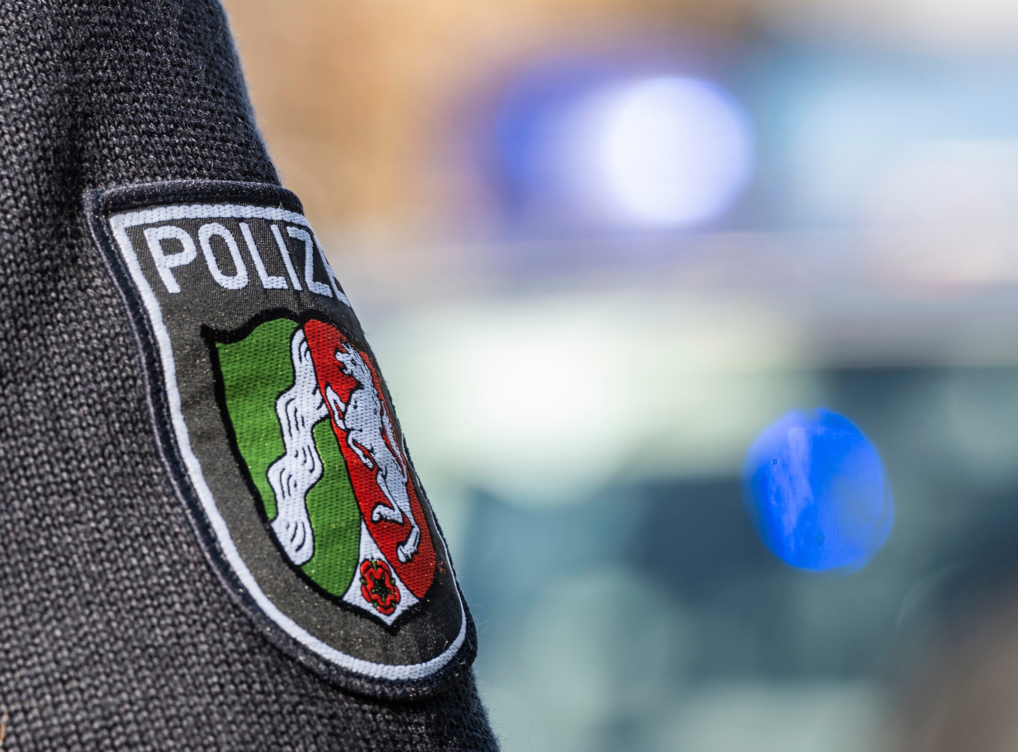 Wappen auf der Uniform eines Polizisten