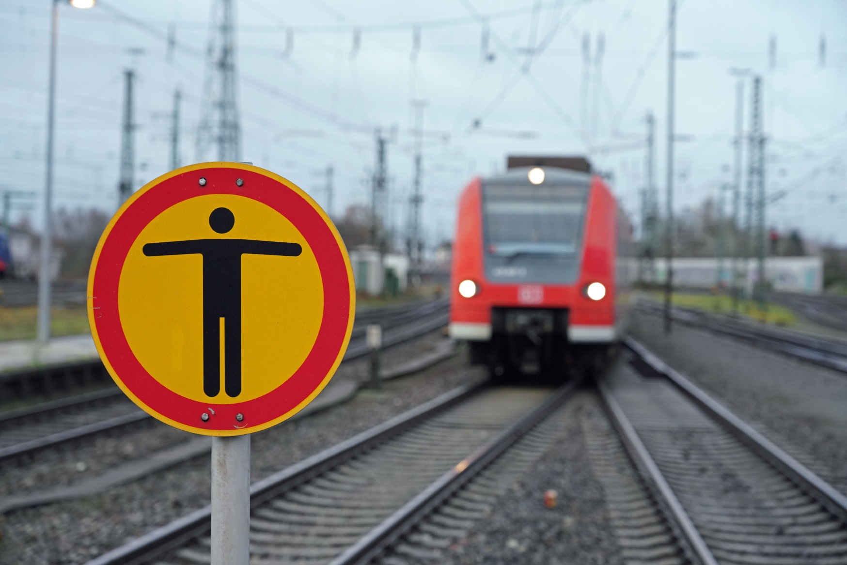 Ein Zug auf dem Gleis