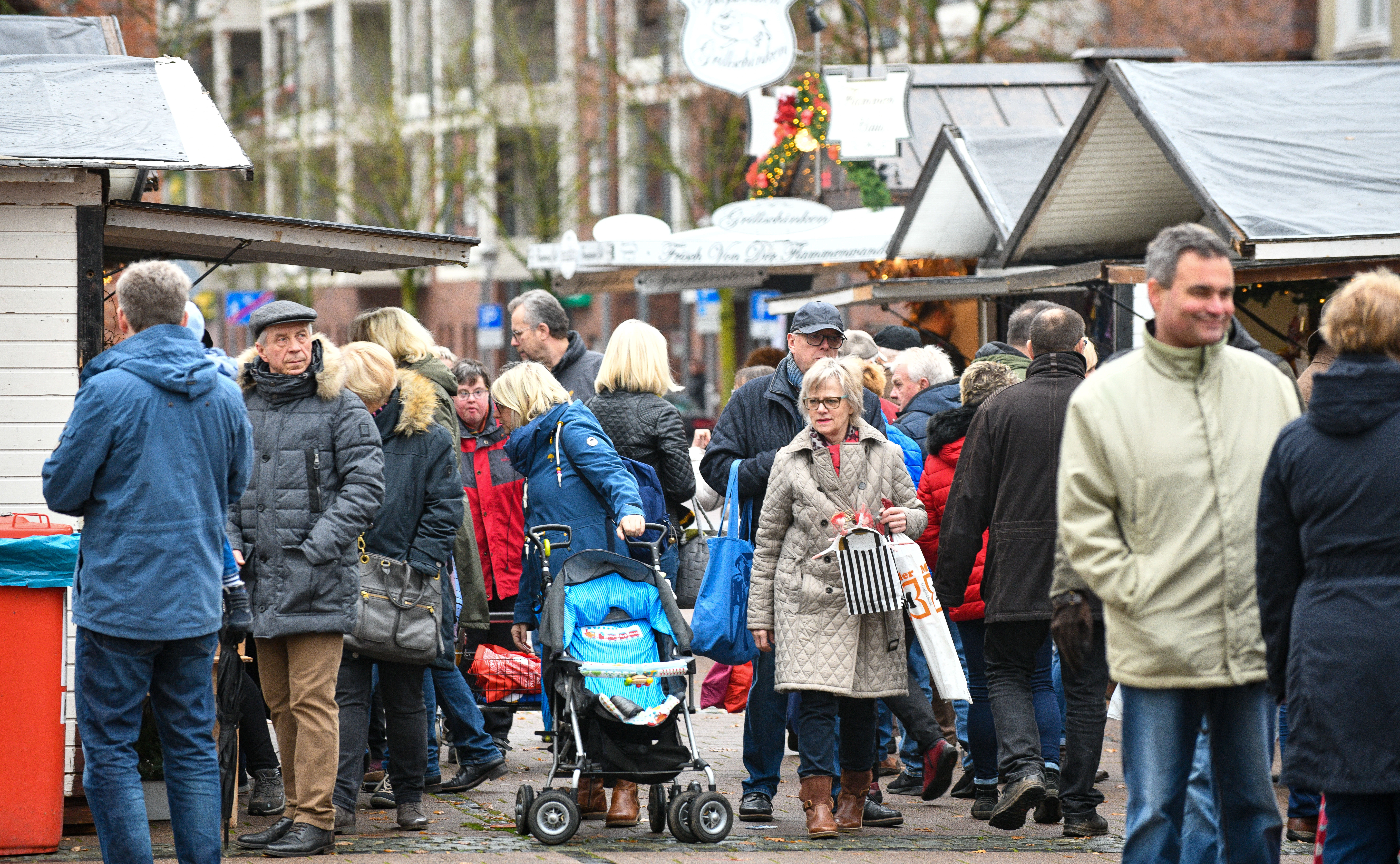 Passanten beim Nikolausmarkt in Gladbeck