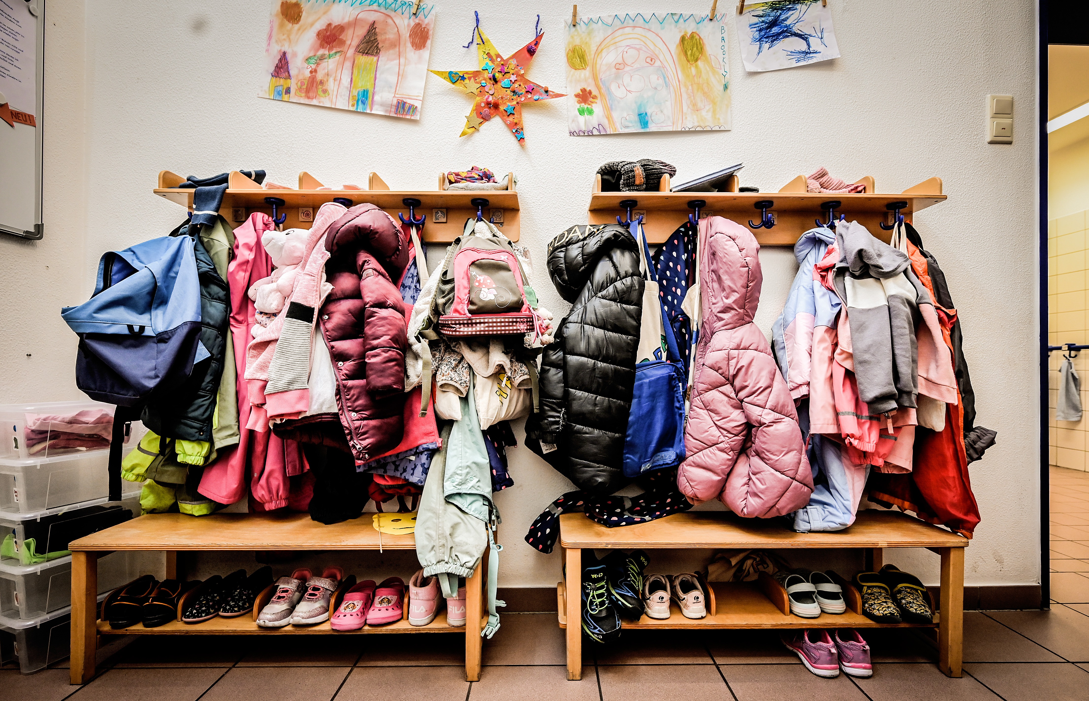 Kinderjacken hängen in einer Kita am Haken